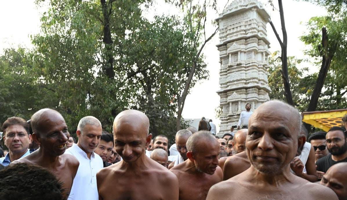 गुणायतन प्रणेता मुनि श्री प्रमाण सागर महाराज का ऐतिहासिक अगवानी*मुनि श्री सम्भव सागर महाराज ने ससंघ ने कीर्ति स्तंभ से की मुनि संघ की मंगल आगवानी