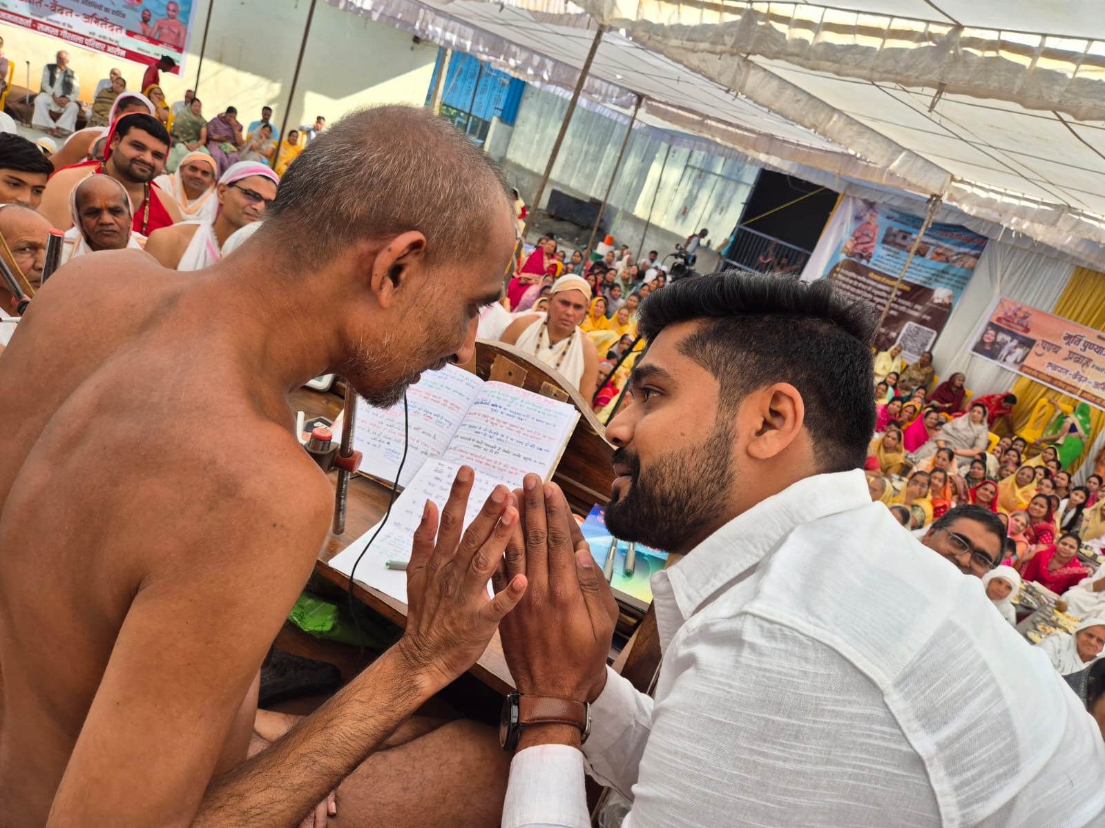 मुकेश जैन शुभम जैन कालानी नगर इन्दौर को आरोन में दुर्लभ सागर से मिला आशीर्वाद*