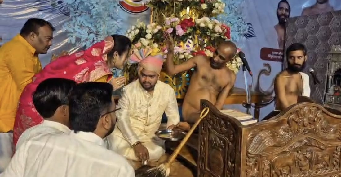 प्रीति जैन संस्कार जैन एसएलबीसी परिवार ने प्राप्त किया मुनि श्री के पाद प्रक्षालन का सौभाग्य*