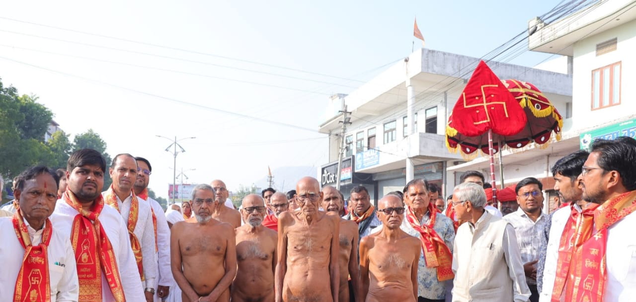 आचार्य श्री वर्धमान सागर महाराज संघ 26 संतो का गाजे बाजे से मंगल प्रवेश शहर में जगह-जगह हुई मंगल आगवानी