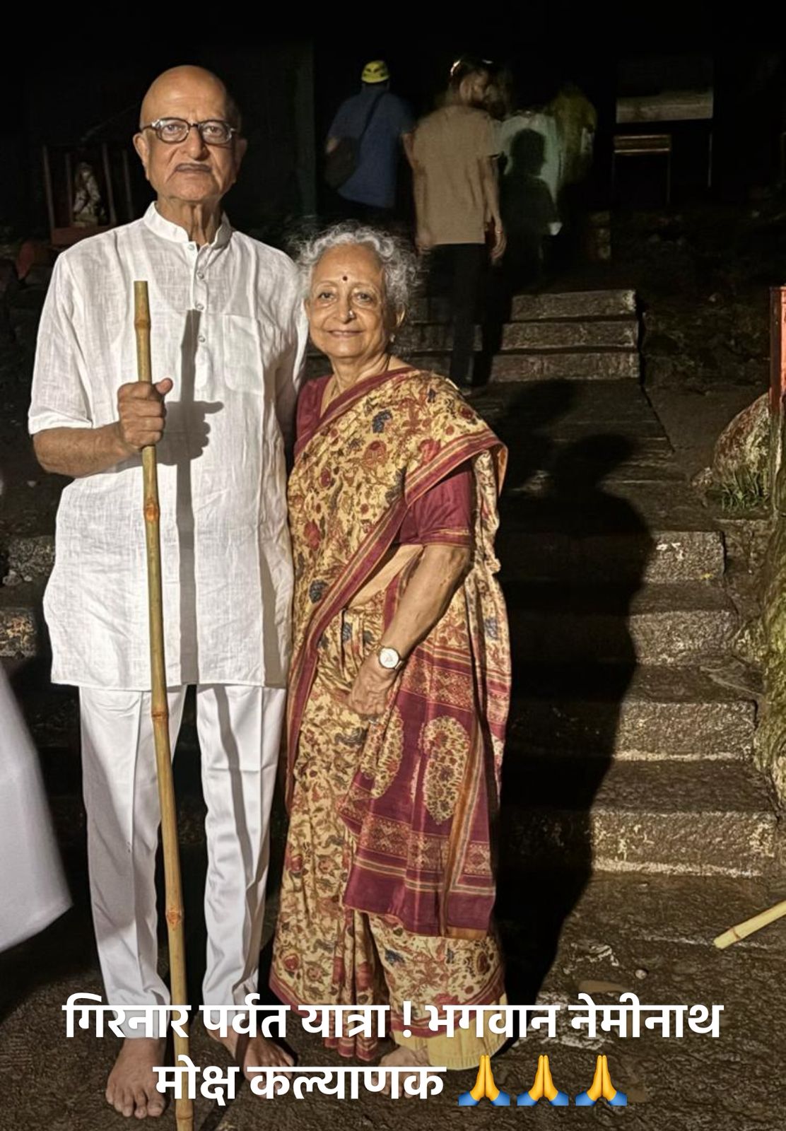 डॉ कल्याण गंगवाल ने अपनी धर्मपत्नी के साथ गिरनार पर्वत की वंदना करते हुए गिरनार पर्वत के बारे में भी रोचक जानकारी