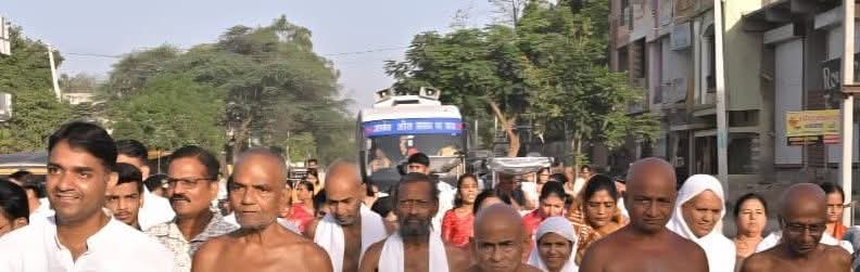 शोभायात्रा में लहराई धर्म ध्वजा, अश्व पर सवार हुए बच्चेआचार्य प्रसन्न सागर का परतापुर में मंगल प्रवेश, पुष्पवर्षा से स्वागत