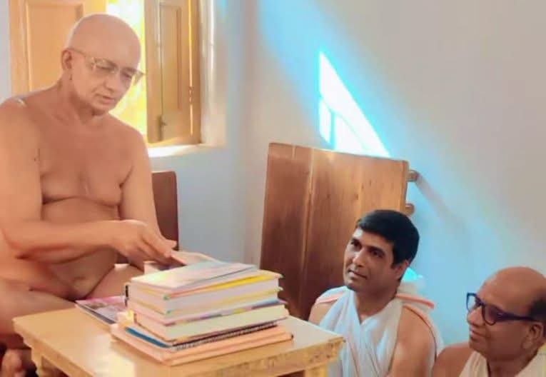 आचार्य श्री आर्जवसागर महाराज सानिध्य में अक्षय तृतीया पर्व मनाते हुए भक्तामर विधान हुआ हमें अहिंसा का पालन करके देश को भी अहिंसामय बनाकर जीवन को सफल बनाना है आचार्य श्री