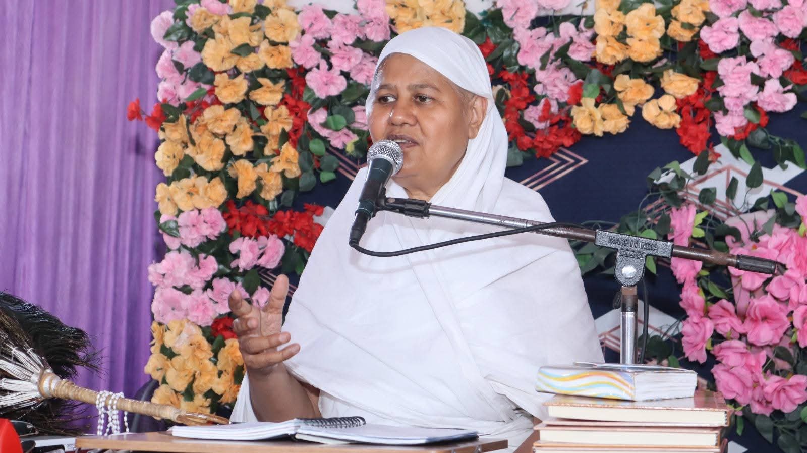 सिद्धचक्र महामंडल विधान केशवरायपाटन में ध्वजारोहण से हुआ शुभारंभ दुर्लभ मनुष्य जीवन को भोग विलास की जगह आत्मकल्याण में लगाए स्वास्तिभूषण माताजी