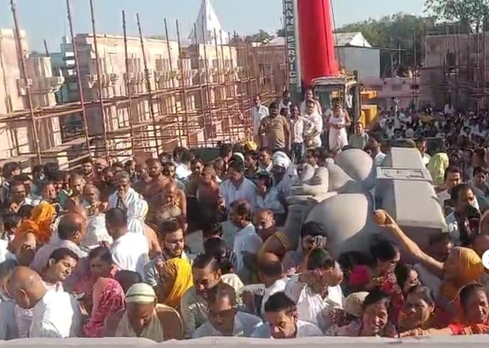 पाषाण से निर्मित हो रहें मुंगावली के विशाल जिनालय में तिलक दान के साथ प्रभु विराजित हुएव्यक्ति जीवन यापन के संसाधनों को जुटाने में सब कुछ भूल जाता है- सुधासागर महाराज