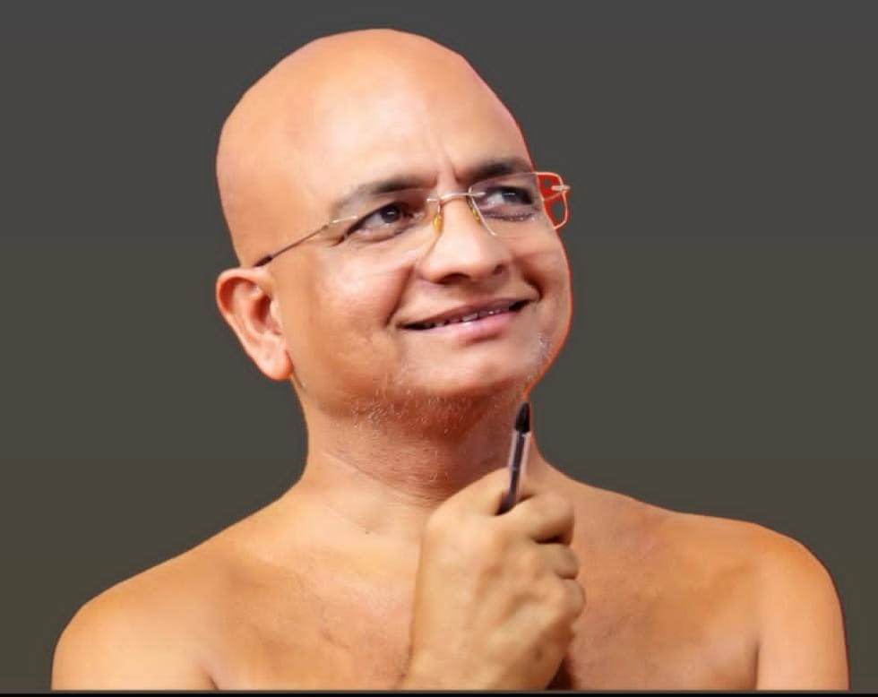 ज़िंदगी की बैंक में जब प्रेम और अपनत्व का बैलेंस कम हो जाता है..तो मन की शांति और चेहरे की प्रसन्नता के चेक बाउंस होने लगते हैं..! अंतर्मना आचार्य श्री प्रसन्न सागरजी महाराज 