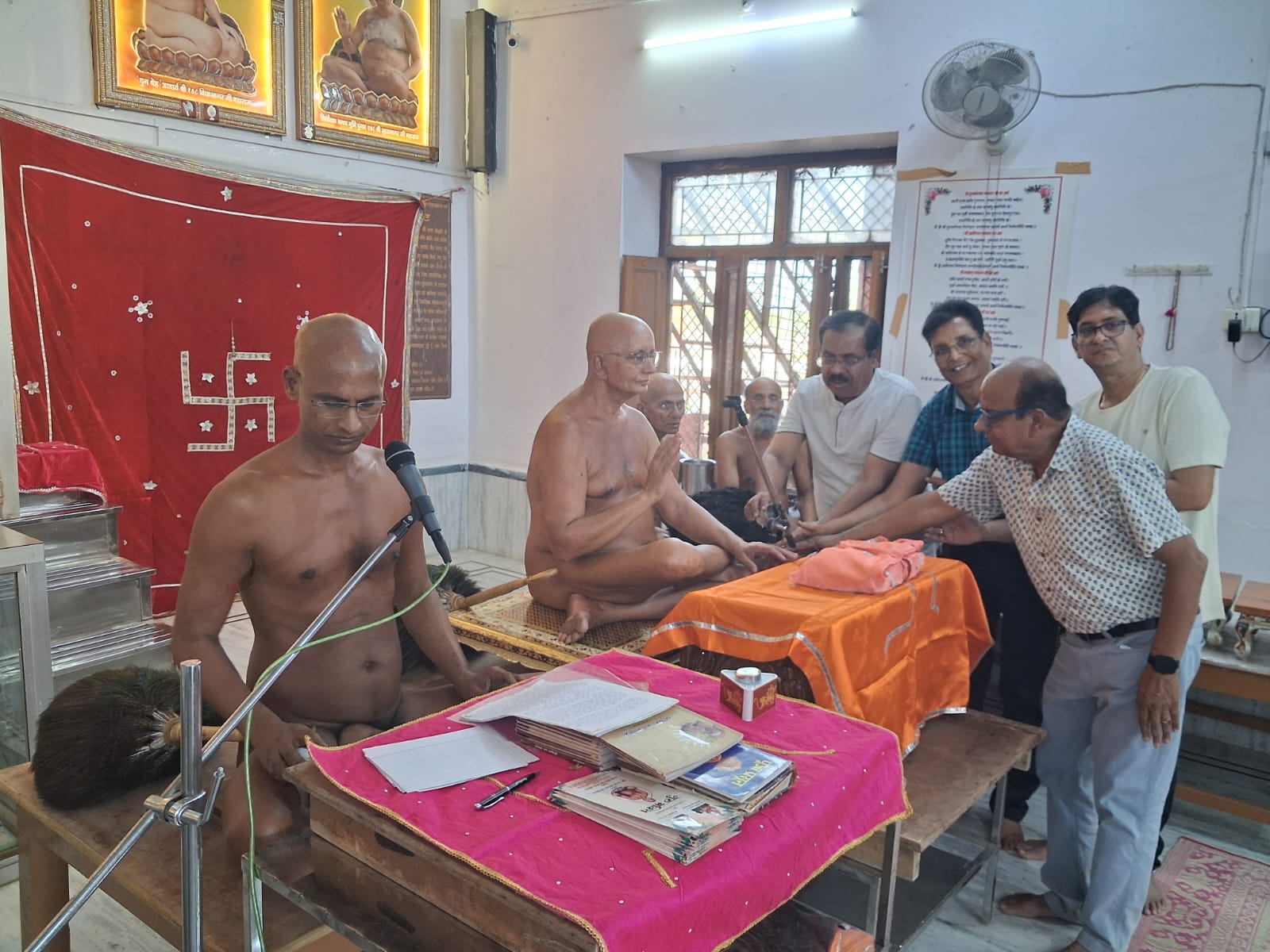 आचार्य श्री आर्जव सागर महाराज की चित्तौड़गढ़ आगमन पर मुनिश्री अरहसागर महाराज ने की चरण वंदना जीवन में सुख शान्ति की बड़ी ही जरूरत है आर्जव सागर महाराज