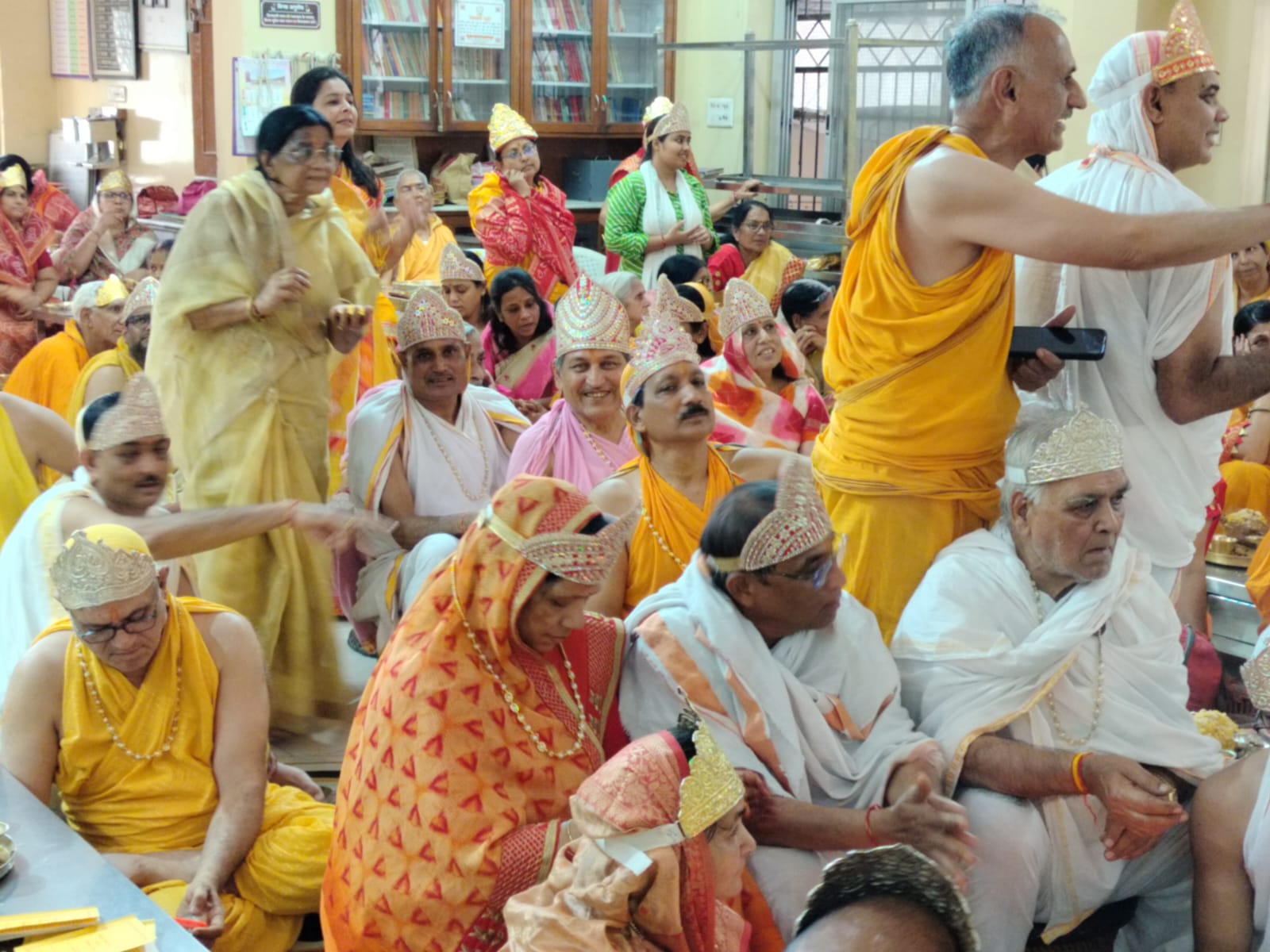 24 घंटे णमोकार अखंड पाठ के समापन पर हुआ णमोकार विधान पूजा* व रात्रि में हुई भक्ति संध्या 26 को श्री जी की निकलेगी *विशाल रथ यात्रा*