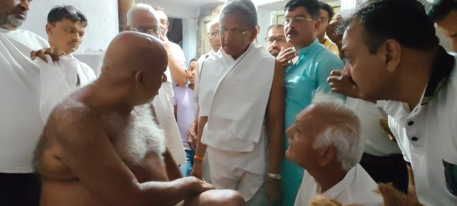 मरना पसंद करना,मगर अभिषेक करना मत छोड़ना, – मुनि श्री सुधा सागर जी महाराज*सैकडो लोगों ने एक साथ किया सामूहिक अभिषेक,मुनि श्री ने स्वयं लगाया सभी को गंधोदक