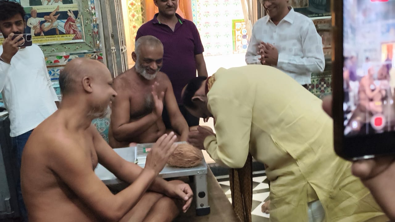 सकल दिगंबर जैन समाज द्वारा लोकसभा अध्यक्ष श्री ओम बिरला का किया गया भव्य स्वागत मुनि श्री निष्पक्ष सागर महाराज एवम निष्प्रह सागर महाराज का लिया महाराज श्री ने श्री बिरला के कार्य की सराहना