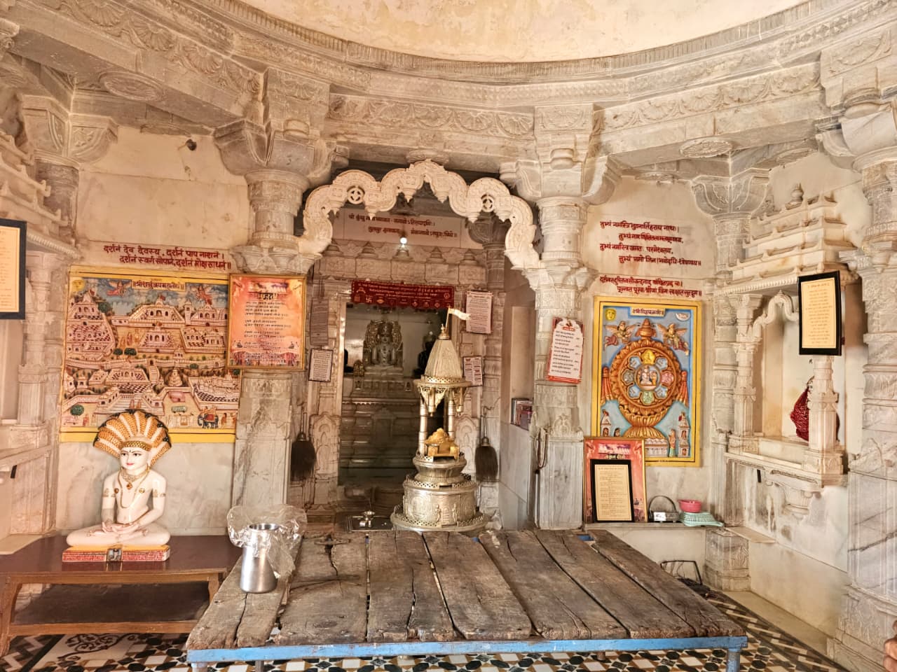 खरतरगच्छाधिपति आचार्य जिन मणिप्रभ सूरीश्वर ने विहार में गांधीसागर के जैन मंदिर का जीर्णोद्धार का कार्य करवाया बुधवार को शंखेश्वर पार्श्वनाथ की प्रतिमा को प्रतिष्ठित करने का लाभ रामगंजमंडी जैन श्वेताम्बर श्रीसंघ ट्रस्ट को मिला 