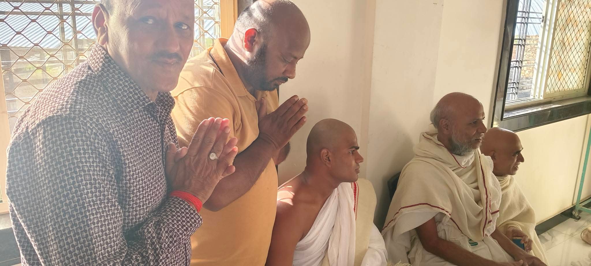 40 दिनों के बाद बड़ी दीक्षा होगी — पूज्य युगादिचंद्र महाराज की नूतन महाराज श्री ने अपने गृहस्थ आवास पर किए पगलिए परिवार जन हर्षित 