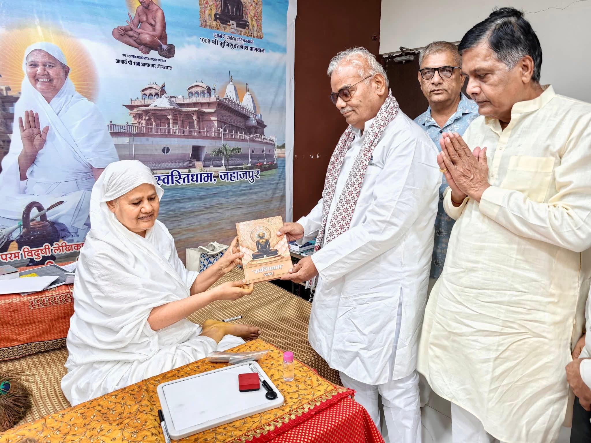 कैबिनेट मंत्री श्री मदन दिलावर ने लिया माताजी का आशीर्वाद सम्यक्त्व के बिना मोक्ष संभव नहीं स्वास्तिभूषण माताजी