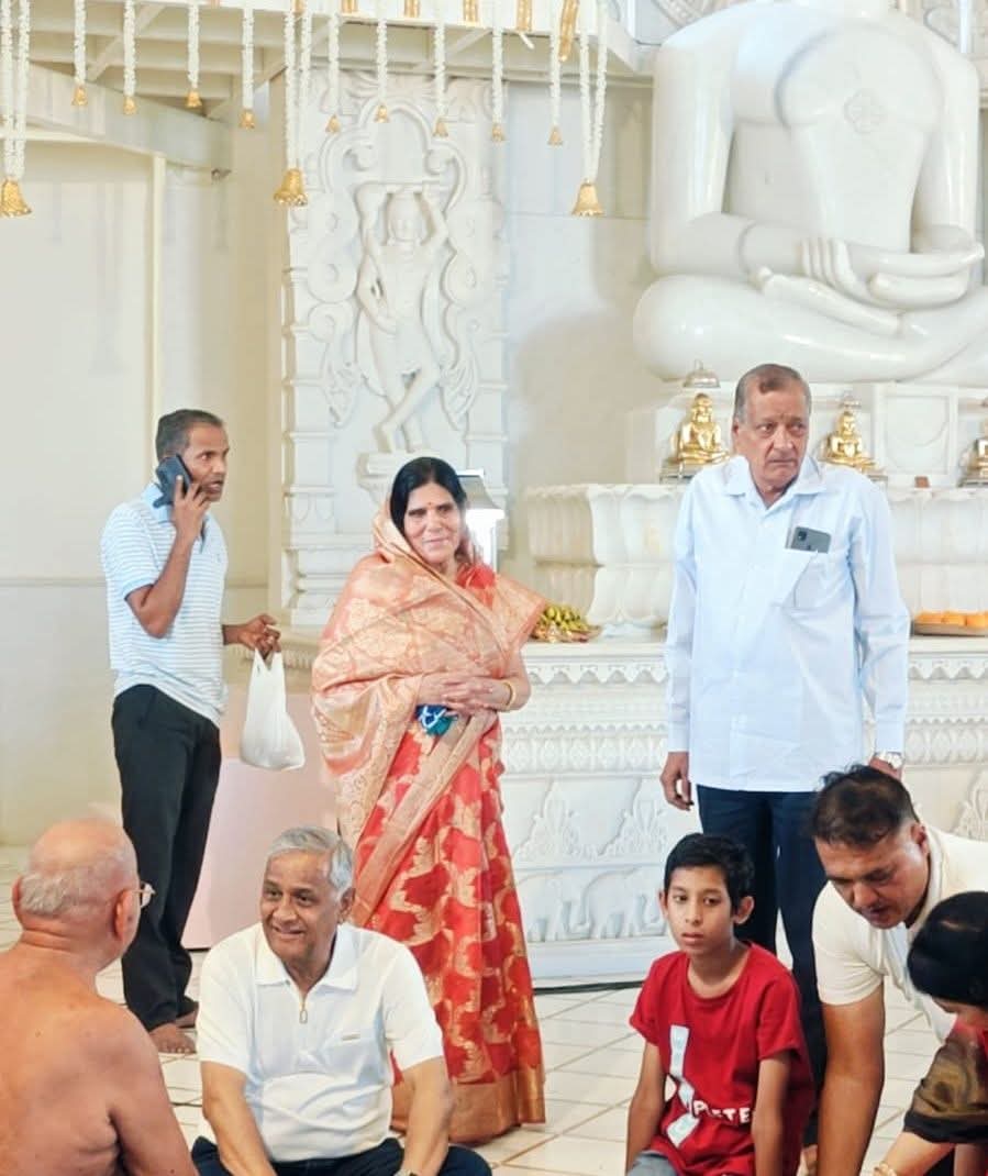 श्री अशोक पाटनी आरके मार्बल ने लिया आचार्य श्री वर्धमान सागर महाराज का आशीष जिनालय में भगवान के समक्ष भक्ति पूर्वक भाव पूजा और द्रव्य पूजा करने से पुण्य की प्राप्ति होती है आचार्य श्री वर्धमान सागर जी