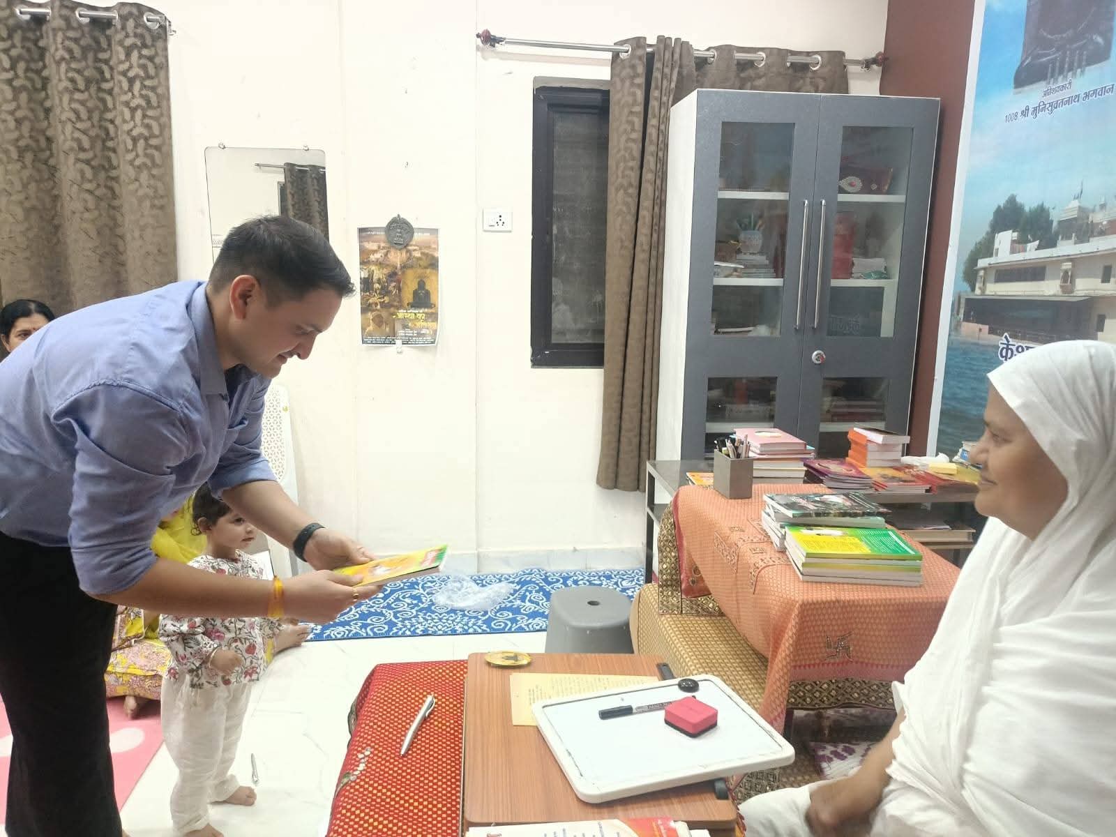 गणिनी आर्यिका श्री स्वस्तिभूषण माताजी का डीएसपी श्री अशोक शर्मा ने लिया आशीर्वाद आत्मा को भी ज्ञान का भोजन दें: स्वस्तिभूषण माताजी