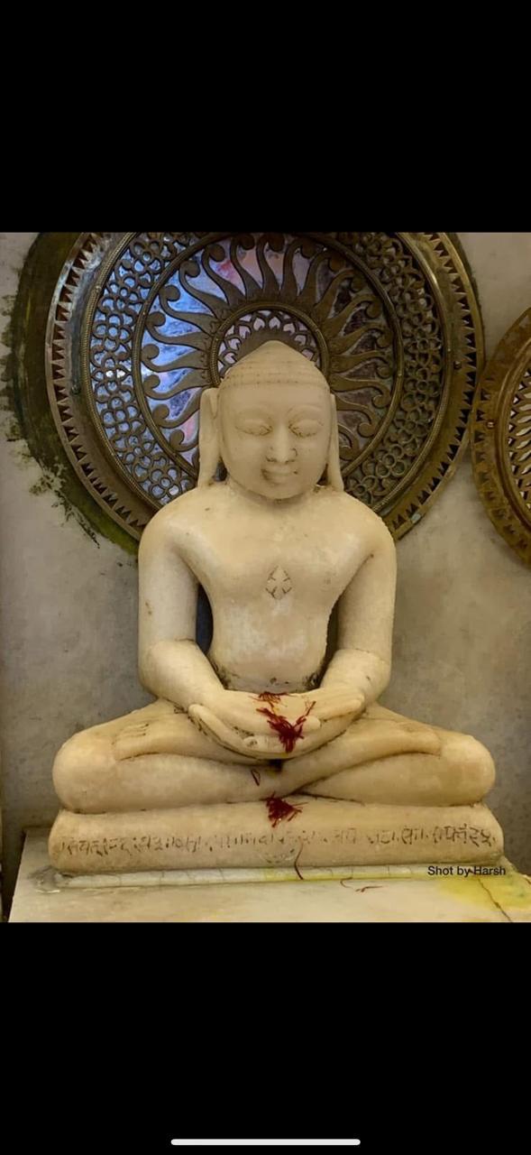 चंद्रांचल स्वस्ति तीर्थ प्यावड़ी पीपलू में भगवान चन्द्रप्रभु का मार्जिन किया हुआ सफ़ेद कपड़ा हुआ केसरयुक्त