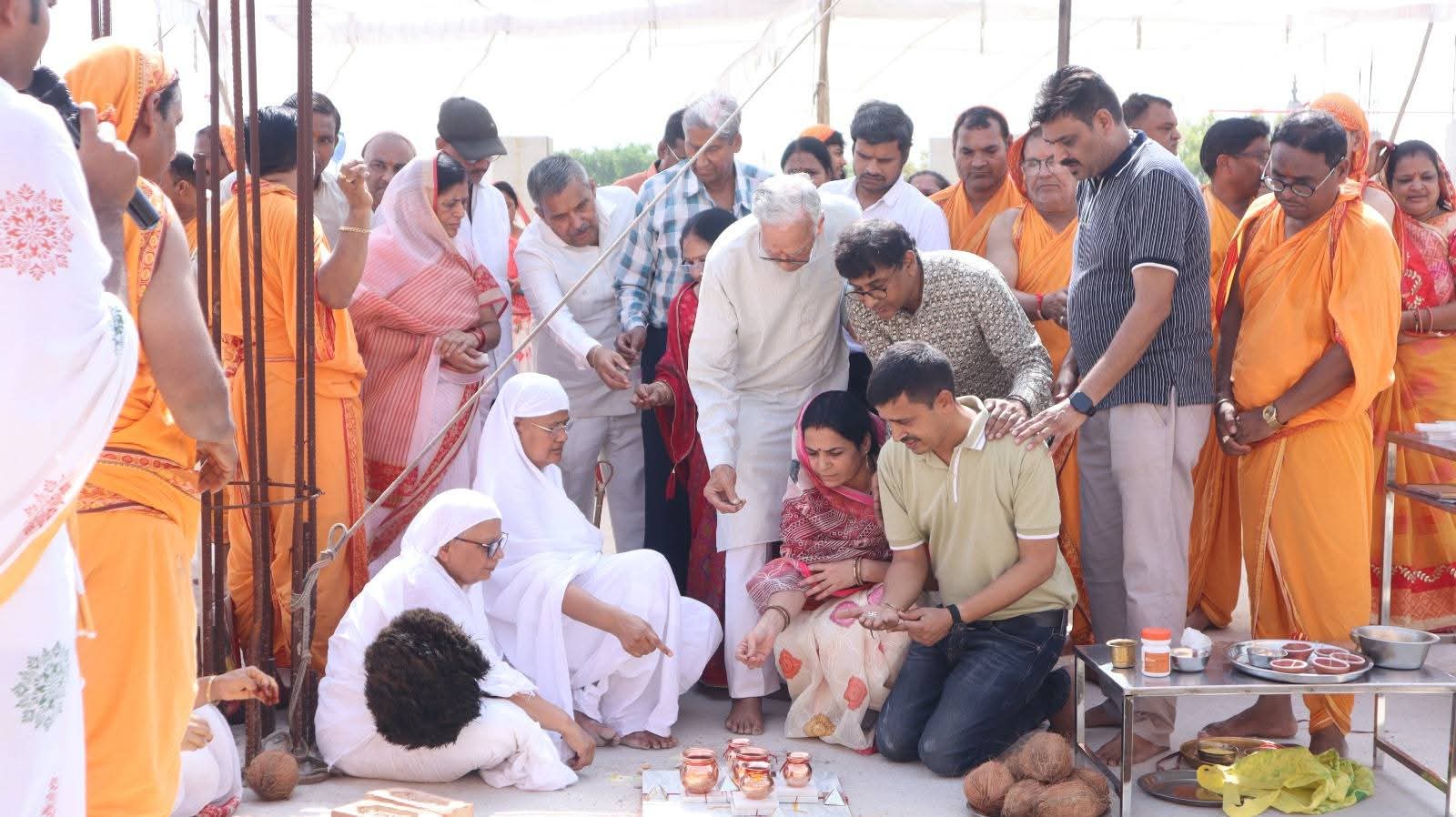 शिलान्यास • मुनिसुव्रतनाथ अतिशय क्षेत्र में शिखर शिलान्यास मंदिर भाव से बनता है : आर्यिका स्वस्तिभूषण माताजी