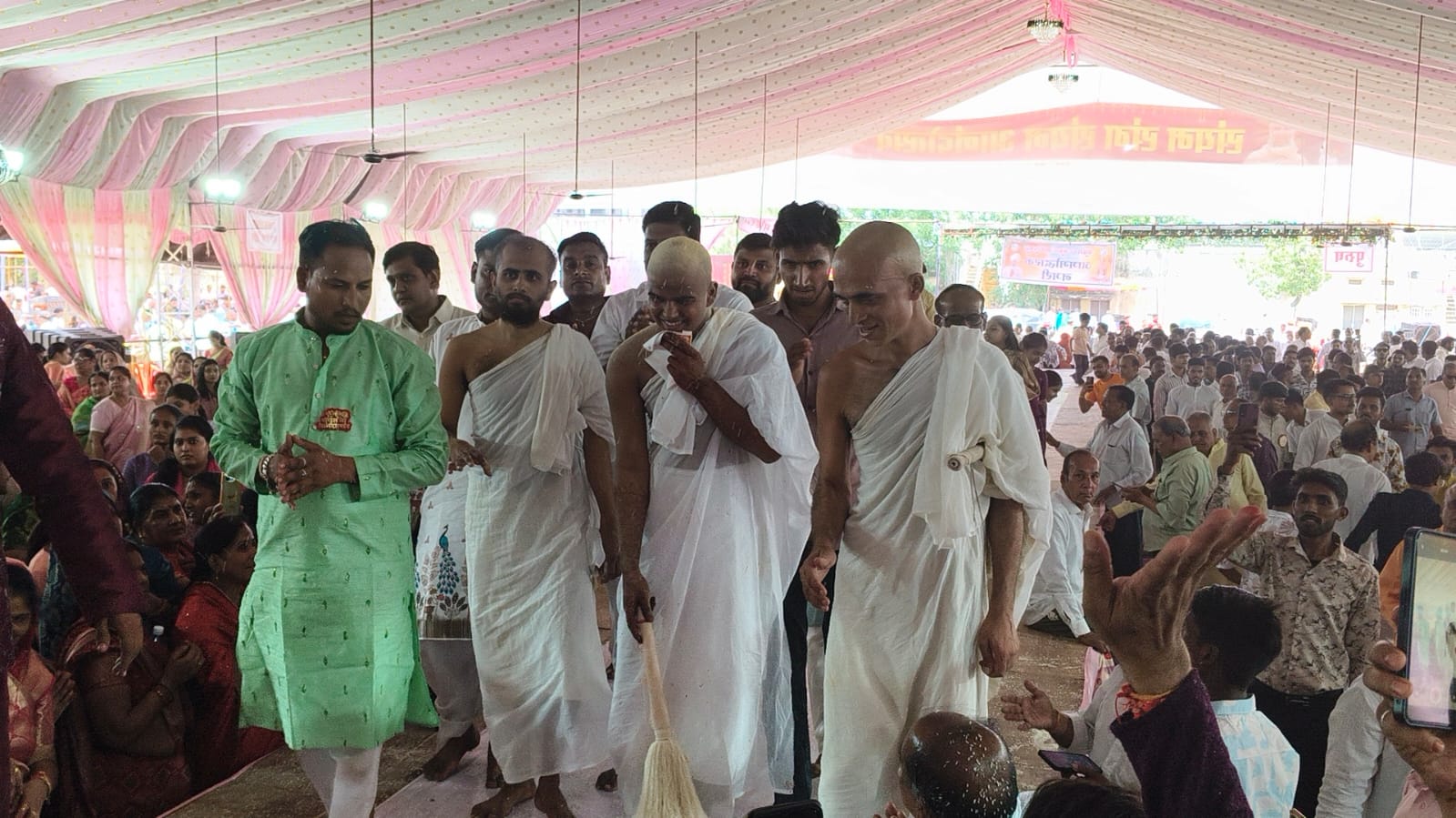 संयम ने संसार त्यागकर धारण किया साधु जीवन, बने युगादिचंद्र सागर महाराज हजारों श्रद्धालुओं ने दी भावभीनी अनुमोदना