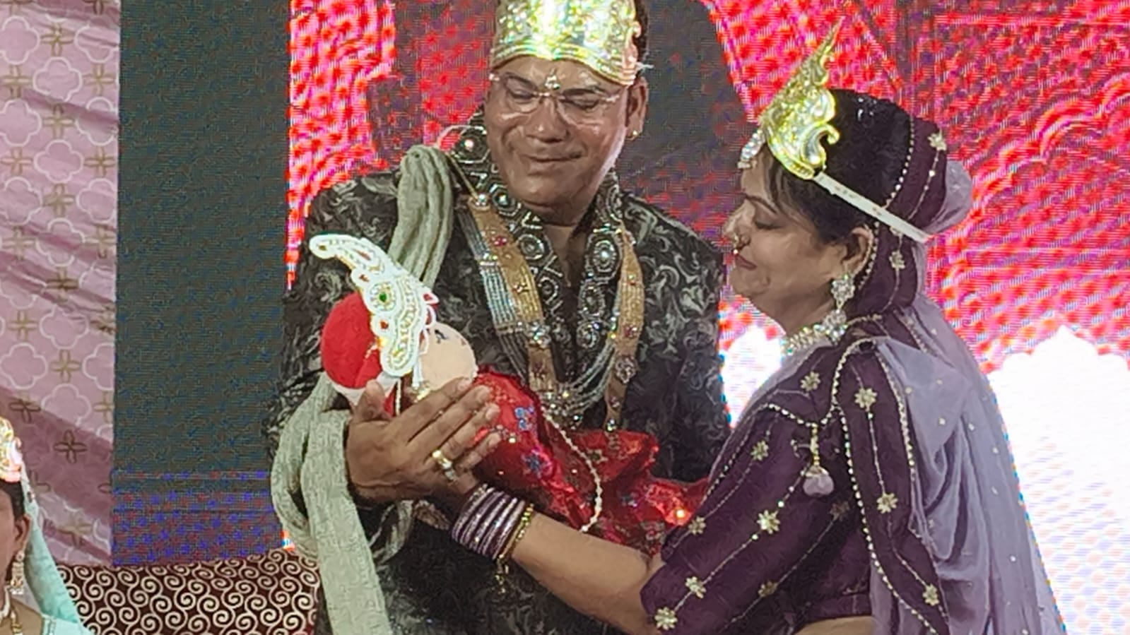 शांतिनाथ भगवान के जन्म तप मोक्षकल्याण महोत्सव पर सोलह स्वप्न के मंचन के साथ भगवान को पालना झुलाया गया