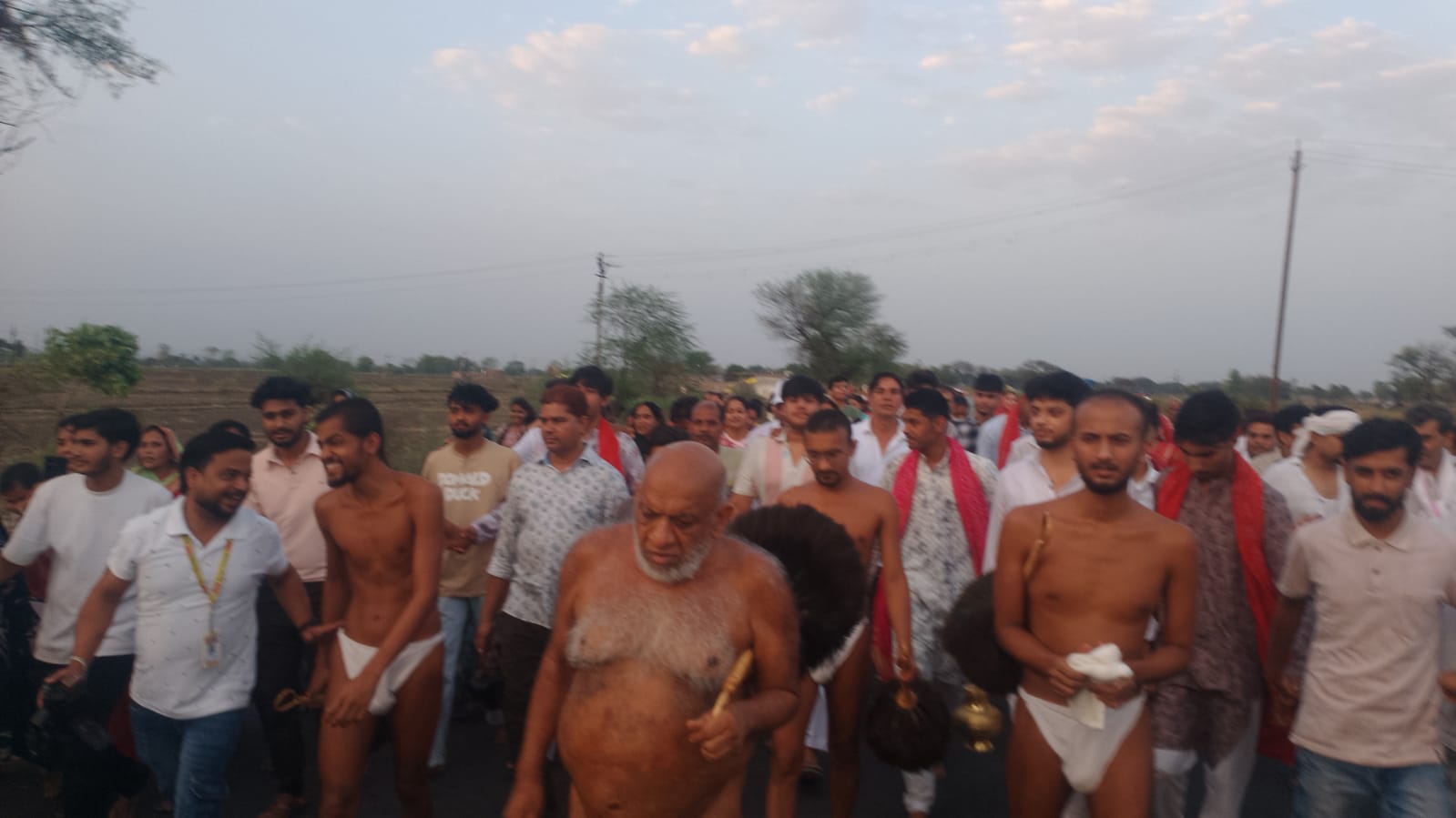 गुरुवर के आगमन से धर्ममय हुआ बंगलाचौराहा दीदार को थम गईं राहें, भक्ति के रंग में रंगा अंचल