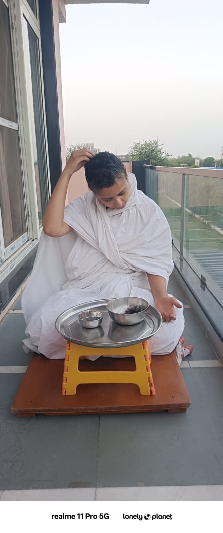 आर्यिका 105श्री महायश मति जी ने केशलोचन किए