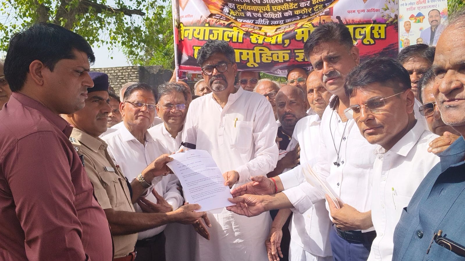जैन आर्यिकाओं की रोड दुर्घटना समाधिमरणमामला“~ जैन समाज ने मौन जुलूस निकाल कर विरोध प्रदर्शन किया जो एक चींटी को भी मारने का भाव नहीं करता, ऐसे साधु की हत्या सम्पूर्ण मानवता की हत्या -मुनि श्री निष्पक्ष सागर जी