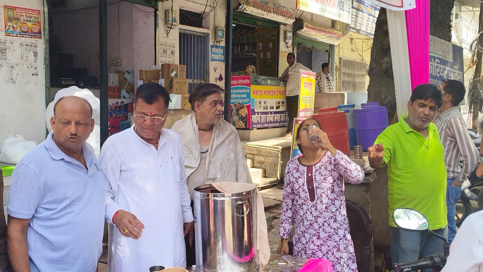 मानव सेवा की जीती जागती मिसाल बना श्री रामदूत मित्र मंडल रामगंजमंडी ने तपती धूप में खड़े रहकर राहगीरो को शरबत पिलाया