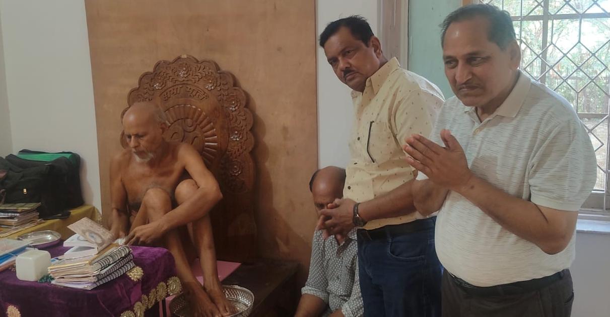 रीवा में हुई दुर्घटना के दोषी असामाजिक तत्वों को दंडित किया जाए*lसाधुओं के प्रभाव, संयम, त्याग, व आशीष से शांति का वातावरण —-आचार्य विशद सागर महाराज