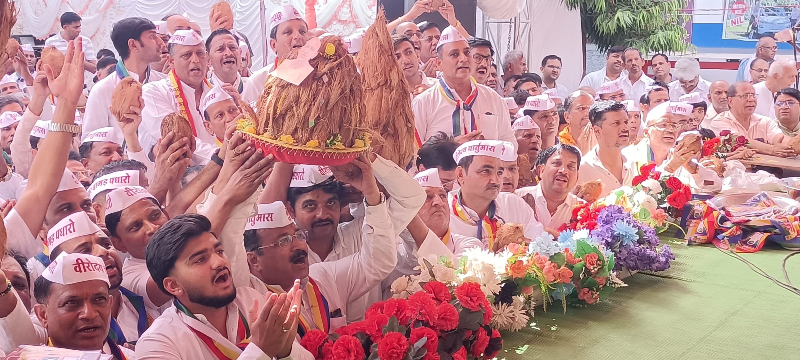 सकल वागड़ जैन समाज ने श्री सुधा सागरजी महाराज को चातुर्मास के लिए किया श्रीफल भेंट सुरेशचंद्र गांधी नौगामा जिला बांसवाड़ा राजस्थान