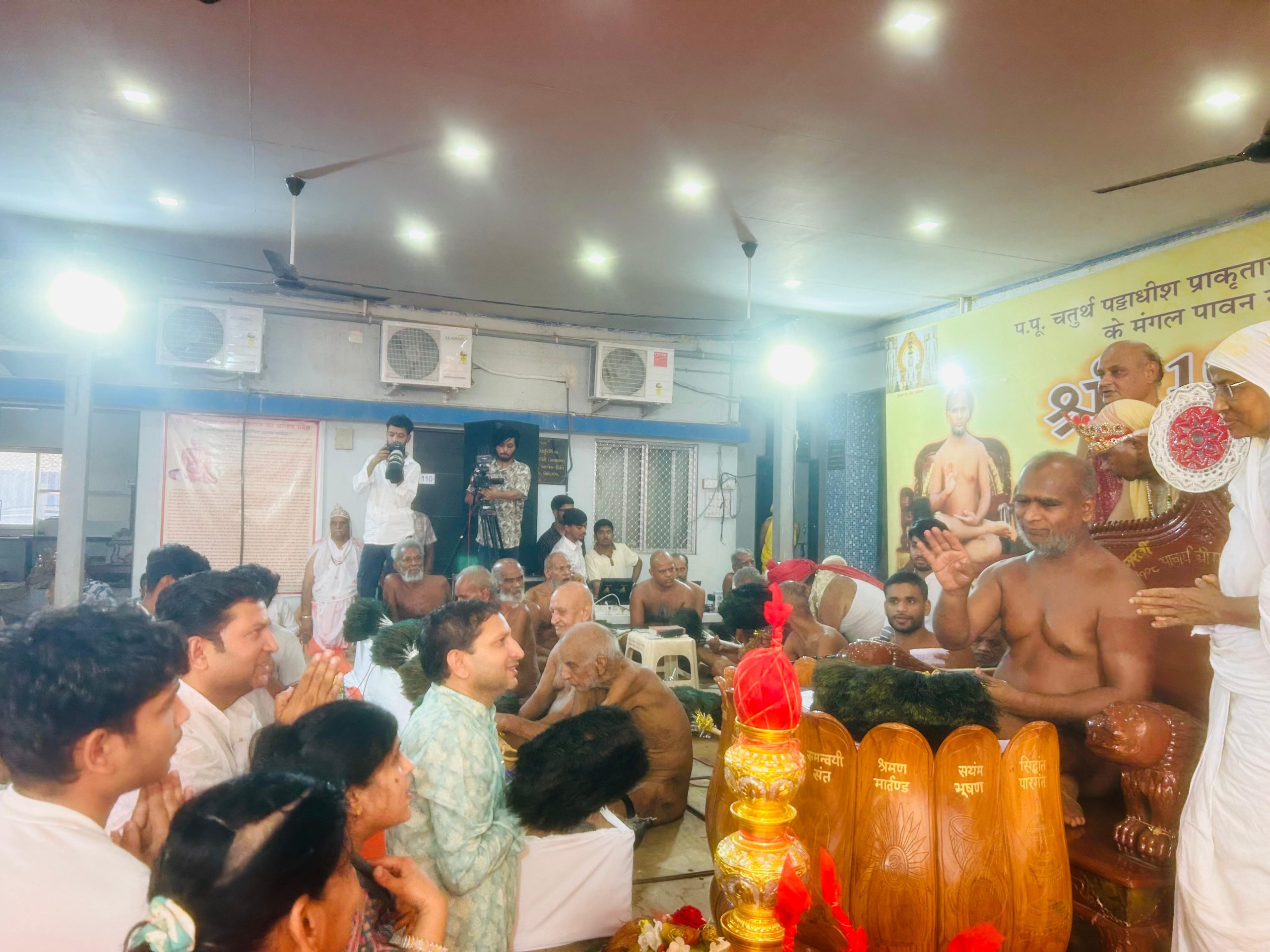 पावागढ़ सिद्धक्षेत्र गुजरात में मिला परम सौभाग्यआर्यिका श्री विनम्र मति माताजी की पावन पिच्छिका प्राप्त कर धन्य हुआ बड़जात्या परिवार कामवन*