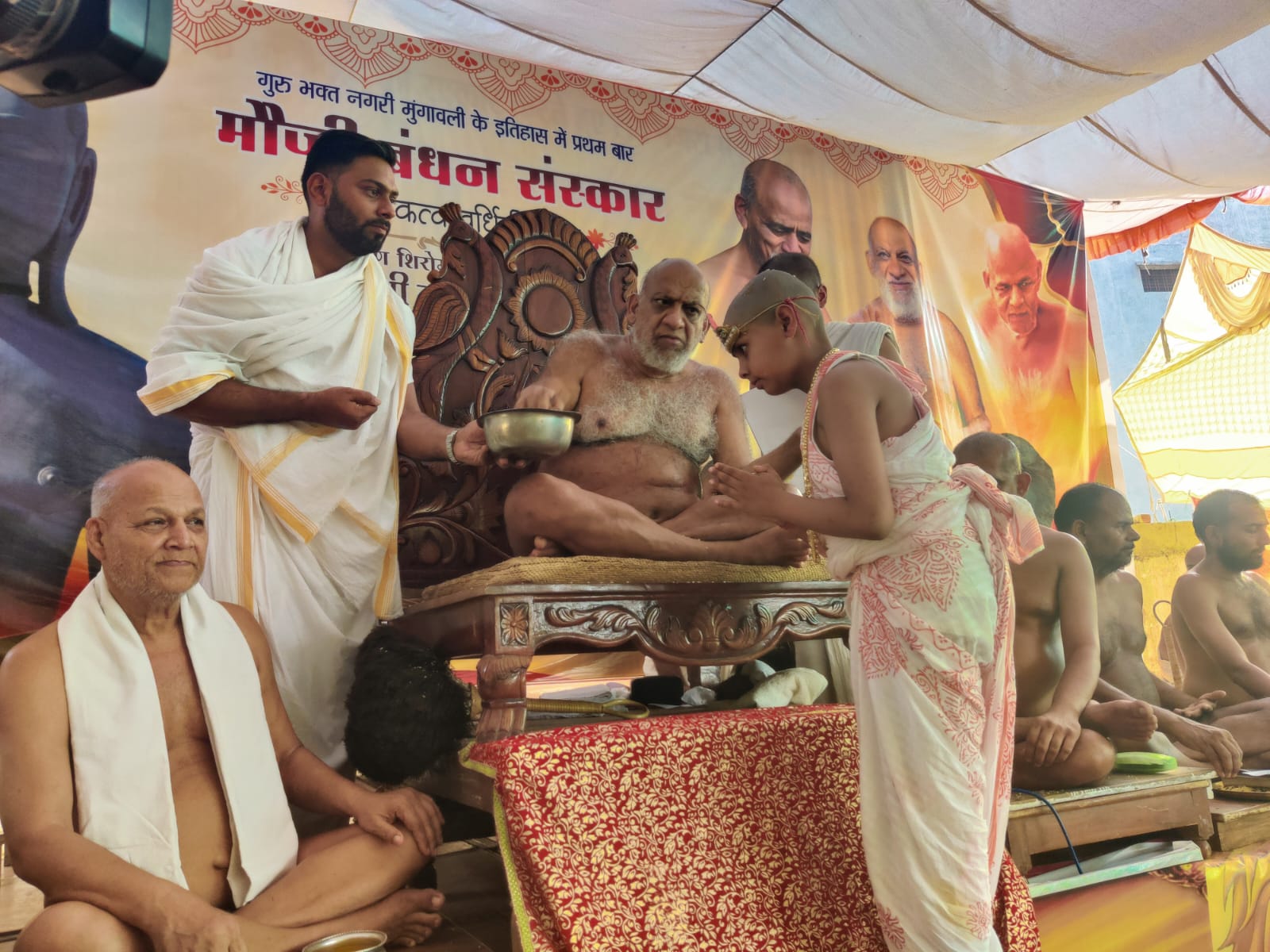 मुंगावली में संस्कारों का शंखनाद, सैकड़ों बच्चों के मस्तक पर मुनि श्री ने लिखे केसर से बीज मंत्र