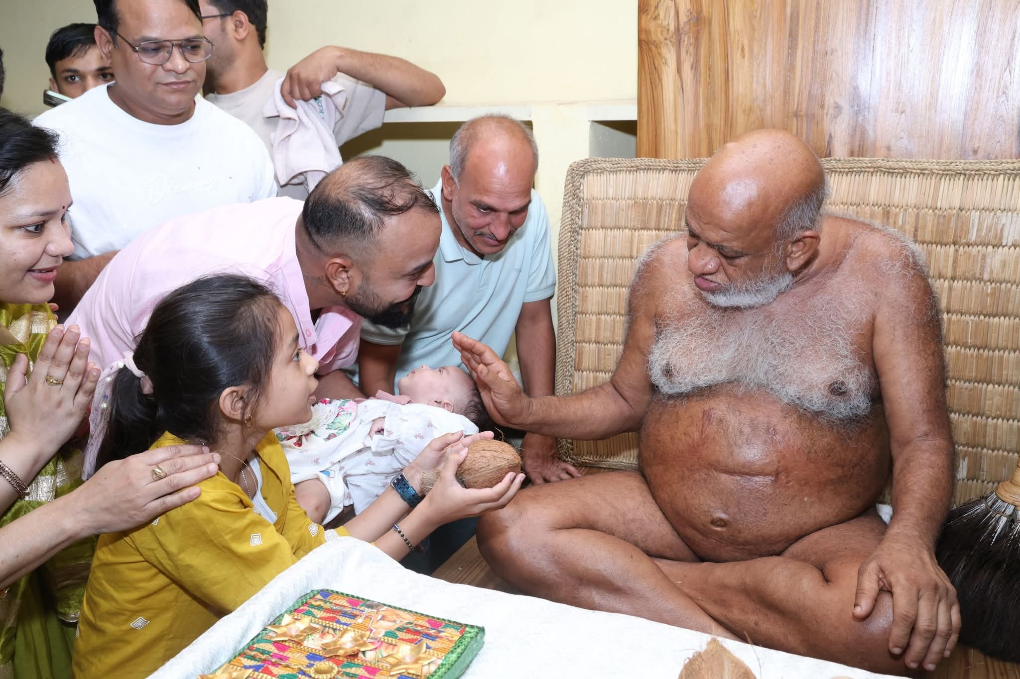 मुनि श्री सुधासागर महाराज ने दो माह की नन्ही बिटिया को मंगल आशीर्वाद देते हुए विभाति नाम दिया