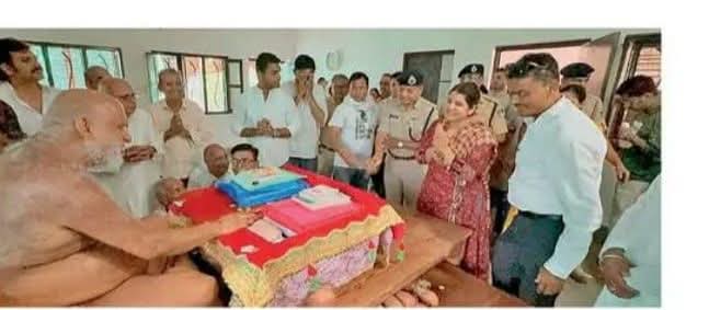 पुलिस अधीक्षक ने मुनि पुंगव श्री सुधासागर महाराज से लिया आशीर्वाद