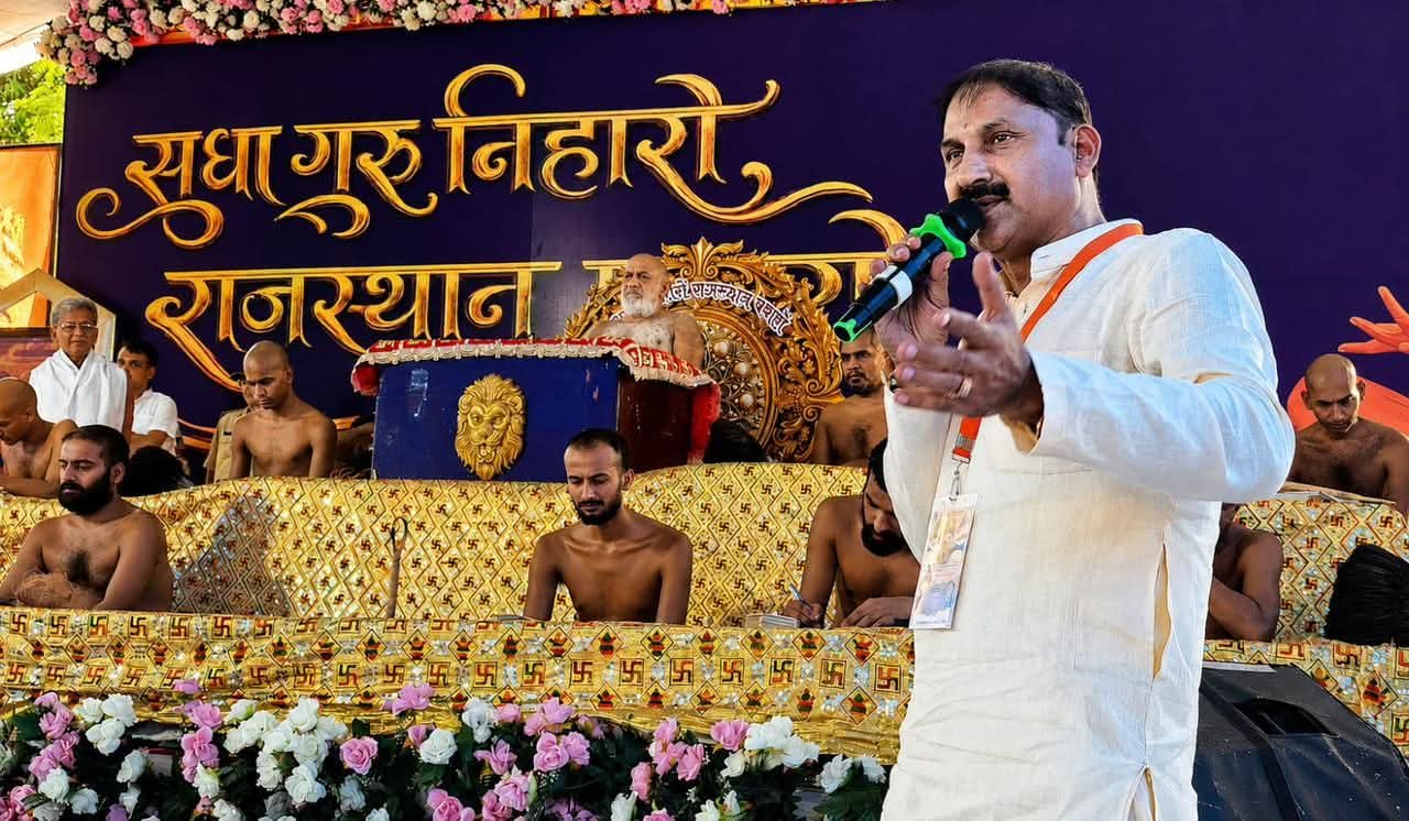निर्यापक श्रमण मुनिश्री सुधासागर  महाराज के चरणों में लोकसभा अध्यक्ष श्री बिरला की ओर से कोटा आगमन के लिए श्रीफल भेंट सुधा गुरु निहारों राजस्थान