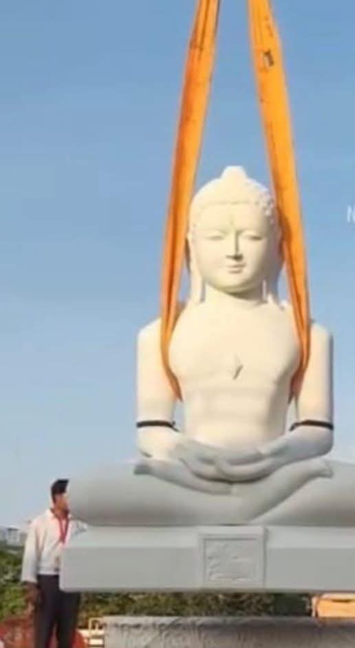 11 फीट ऊंची आदिनाथ भगवान की प्रतिमा को श्री अशोक पाटनी आरके मार्बल परिवार ने प्रतिमा को विधि विधान के साथ नवीन बेदी एवं कमलासन पर विराजमान करवाया
