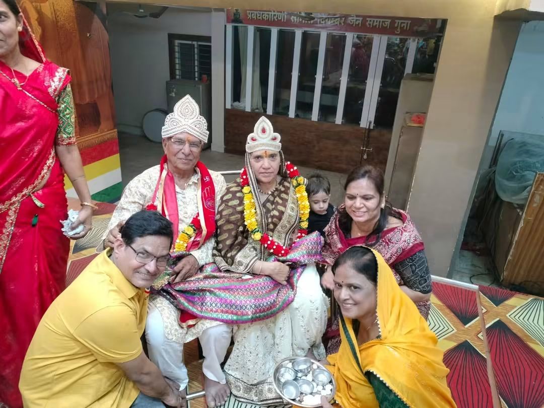 गुना पंचकल्याणक महोत्सव एक ही परिवार के सगे पांच भाई, पांचों बने महापात्र जो देश का पहला इतिहास बनने जा रहा है।