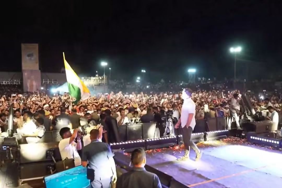 राहुल गांधी ने कोटा: छात्रों के बीच मंच पर पहुंचे राहुल गांधी, युवाओं का उमड़ा हुजूम