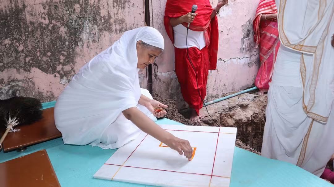 धर्म-साधना का नया केंद्र बनेगी संतशाला रिद्धि -सिद्धि दिगंबर जैन मंदिर में सोमवार को संतशाला का शिलान्यास स्वास्तिभूषण माताजी ससंघ के सान्निध्य में हुआ।