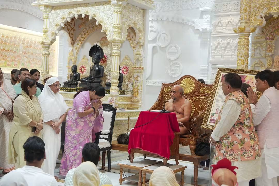 पीतमपुरा के ऐतिहासिक वेदी प्रतिष्ठा महोत्सव में शामिल हुईं मुख्यमंत्री रेखा गुप्ता, उपाध्याय 108 डॉ. गुप्ति सागर महाराज से लिया आशीर्वाद