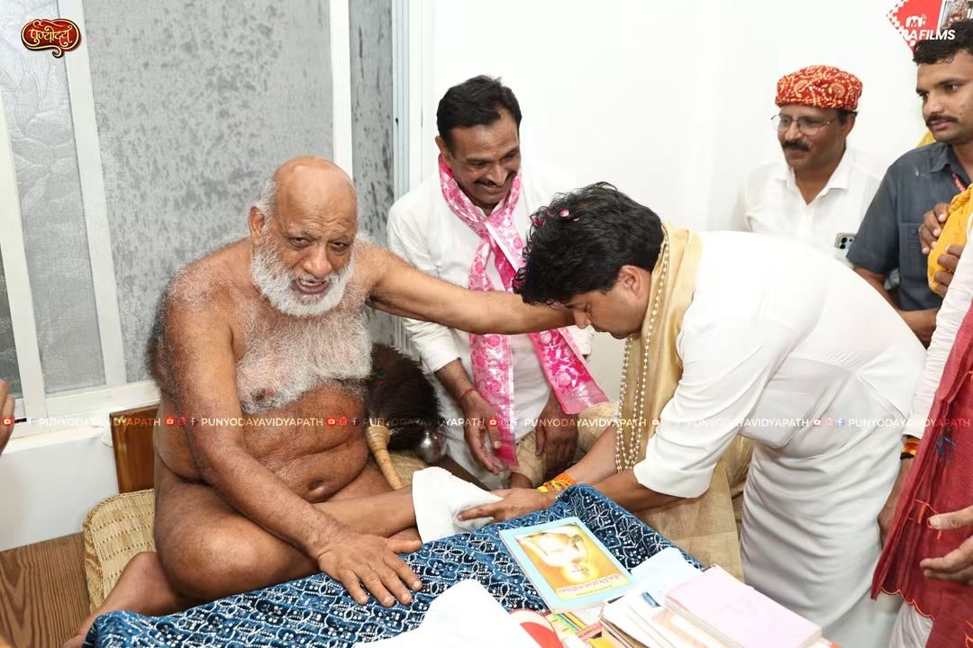 केन्द्रीय मंत्री ज्योतिरादित्य सिंधिया ने लिया मुनि पुंगव श्री सुधासागर महाराज का आशीर्वाद