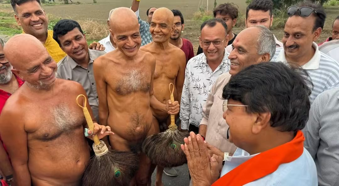कैबिनेट मंत्री कैलाश विजयवर्गीय ने किए अंतर्मना आचार्य श्री 108 प्रसन्न सागरजी महाराज के दर्शन, लिया मंगल आशीर्वाद