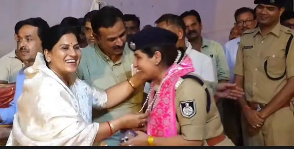 हिंसा के बीच मन को शांत कैसे रखें? गुना एसपी के प्रश्न पर पूज्य गुरुदेव सुधासागर महाराज का प्रेरक उत्तर— “नकारात्मक शक्तियां ही आपका वरदान हैं”