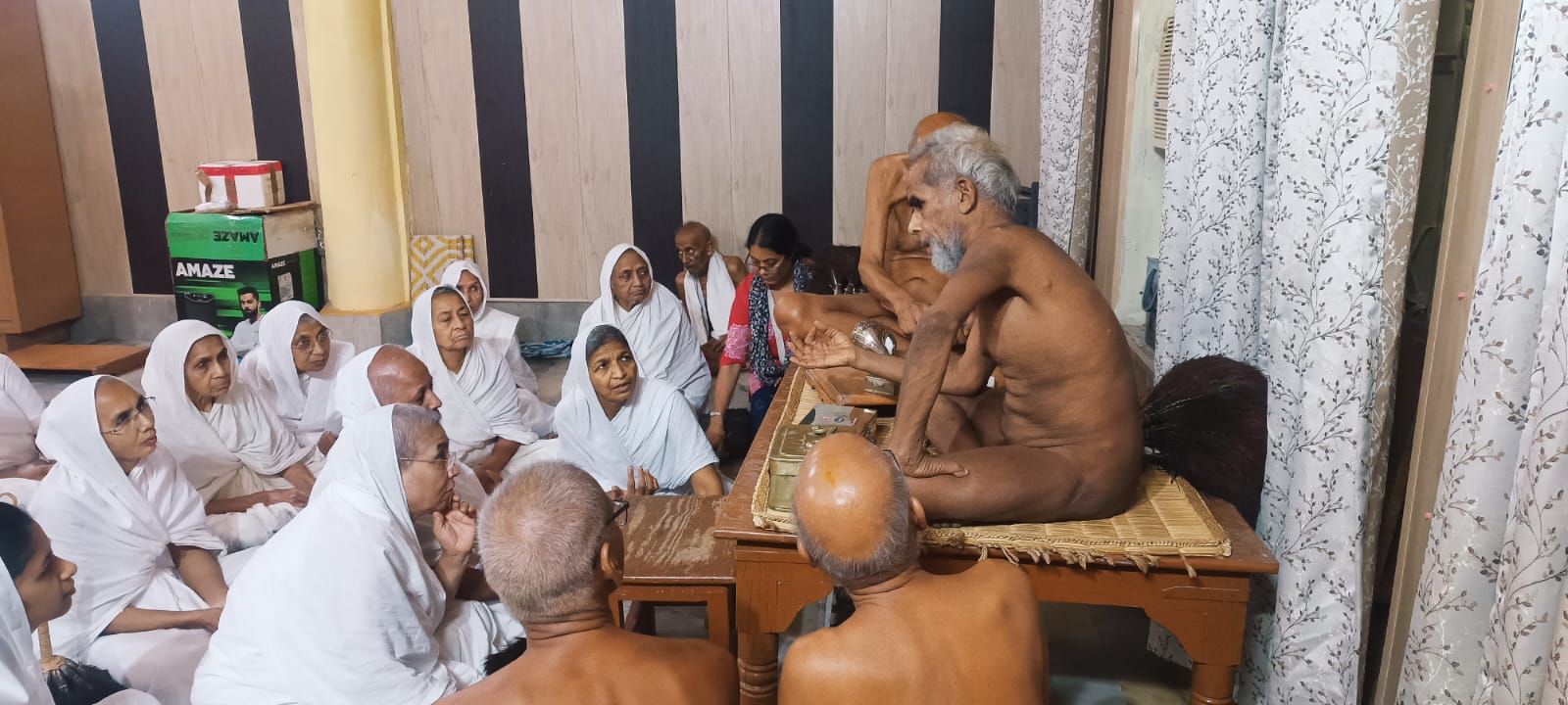 श्री अग्रवाल दिगंबर जैन बड़ा मंदिर, मोती कटरा में आचार्यश्री चैत्यसागर जी महाराज ससंघ, आचार्यश्री इंद्रनंदी जी महाराज ससंघ एवं गणिनी आर्यिकाश्री विशुद्धमति माता जी ससंघ का ऐतिहासिक मंगल मिलन हुआ|**