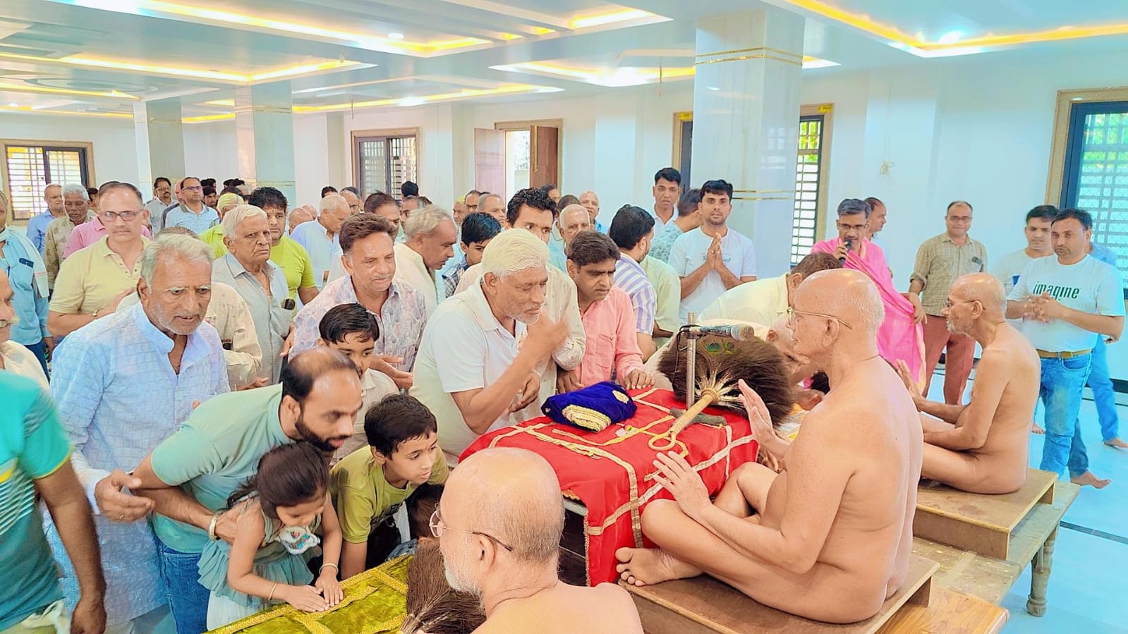 आचार्य श्री आर्जव सागर महाराज का हुआ महुआ में हुआ मंगल प्रवेश