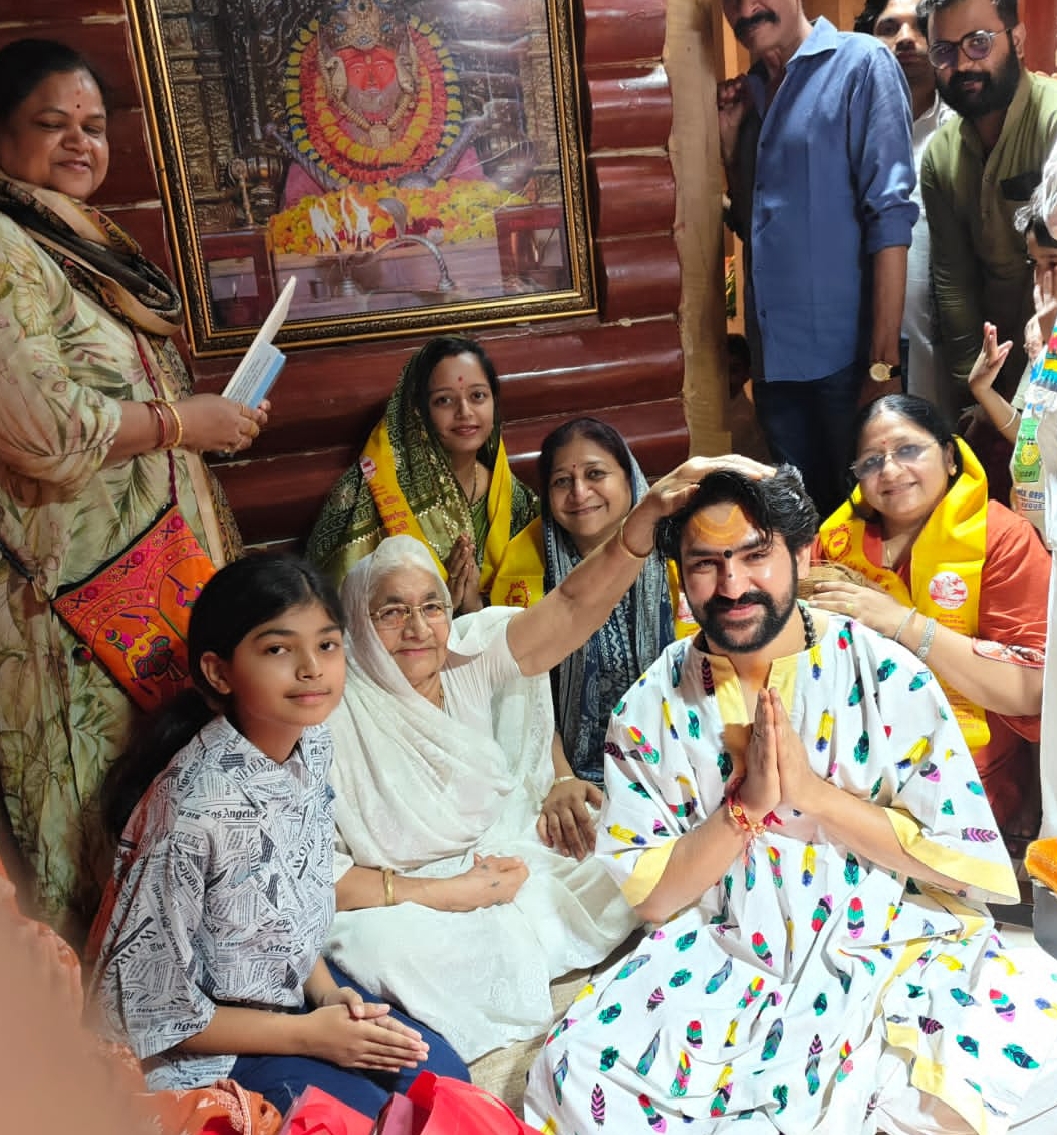 बागेश्वर धाम धीरेन्द्र कृष्ण शास्त्री ने अंतर्मना आचार्य श्री प्रसन्न सागर जी महाराज की माता जी श्री मति शोभादेवी के चरणों शीश रखकर वात्सल्य भाव से अपने सिर पर हाथ रखवा कर आशीर्वाद पाया !