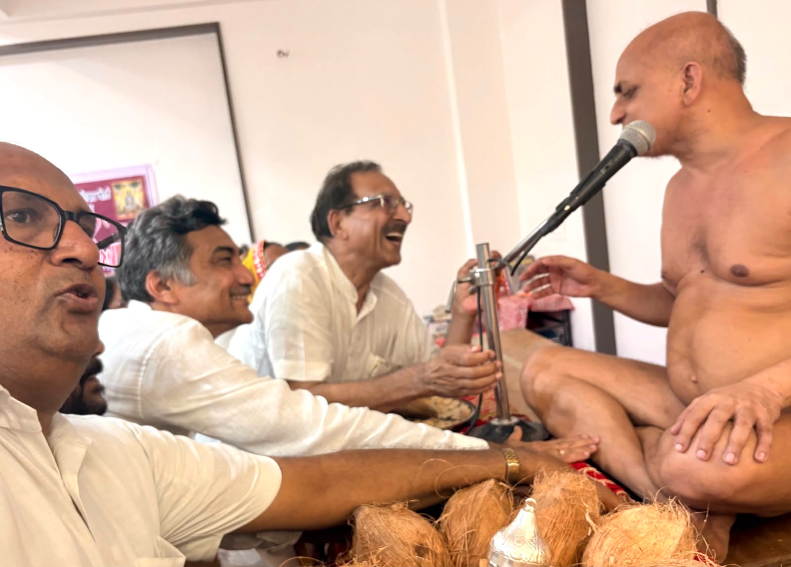 अर्हम योग प्रणेता मुनिश्री प्रणम्य सागर महाराज को इंदौर नगर की और से इंदौर वर्षायोग हेतु श्रीफल भेंटकर किया निवेदन इंदौर