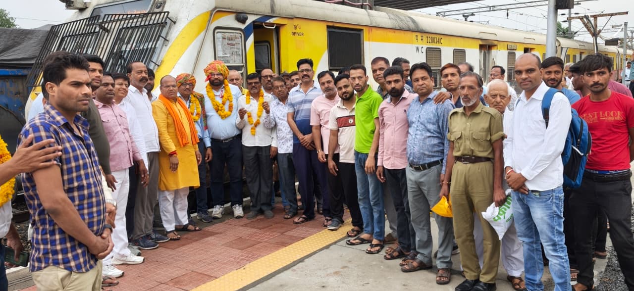 भाजपा कार्यकर्ताओं ने कोटा उज्जैन ट्रेन के लोको पायलट का किया स्वागत सत्कार