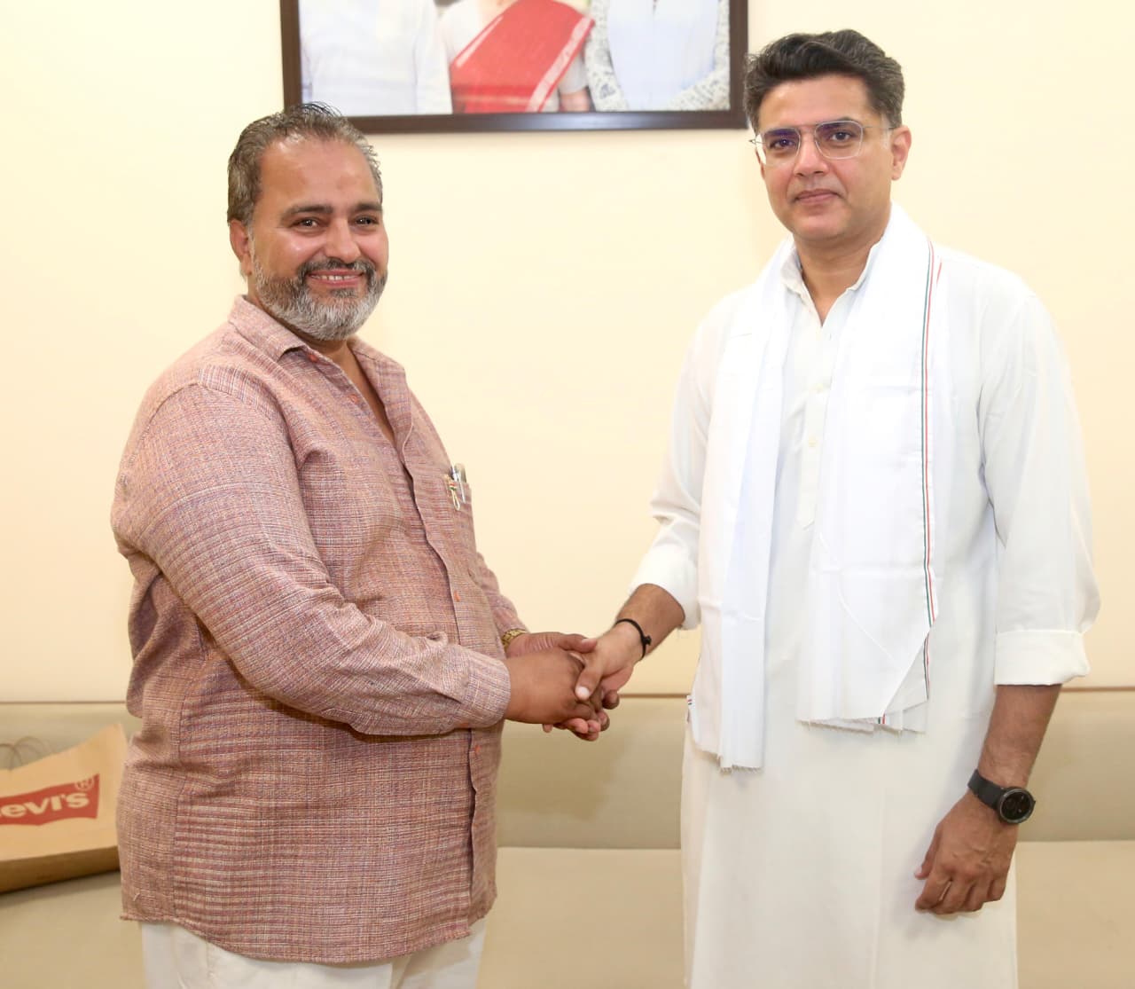 टोक जिला कांग्रेस उपाध्यक्ष एवं टोंक पर्यावरण संरक्षण प्रकोष्ठ राजस्थान प्रदेश कांग्रेस कमेटी श्री पारस साहू ने पूर्व उपमुख्यमंत्री सचिन पायलट से कीमुलाकात
