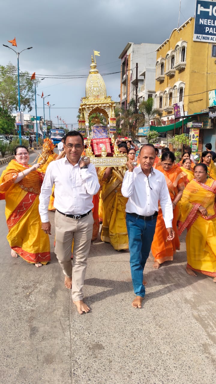 श्रुत पंचमी पर्व पर श्रुत की निकाली पालकी पर शोभायात्रा जगह जगह की गई श्रावकों ने आरती*
