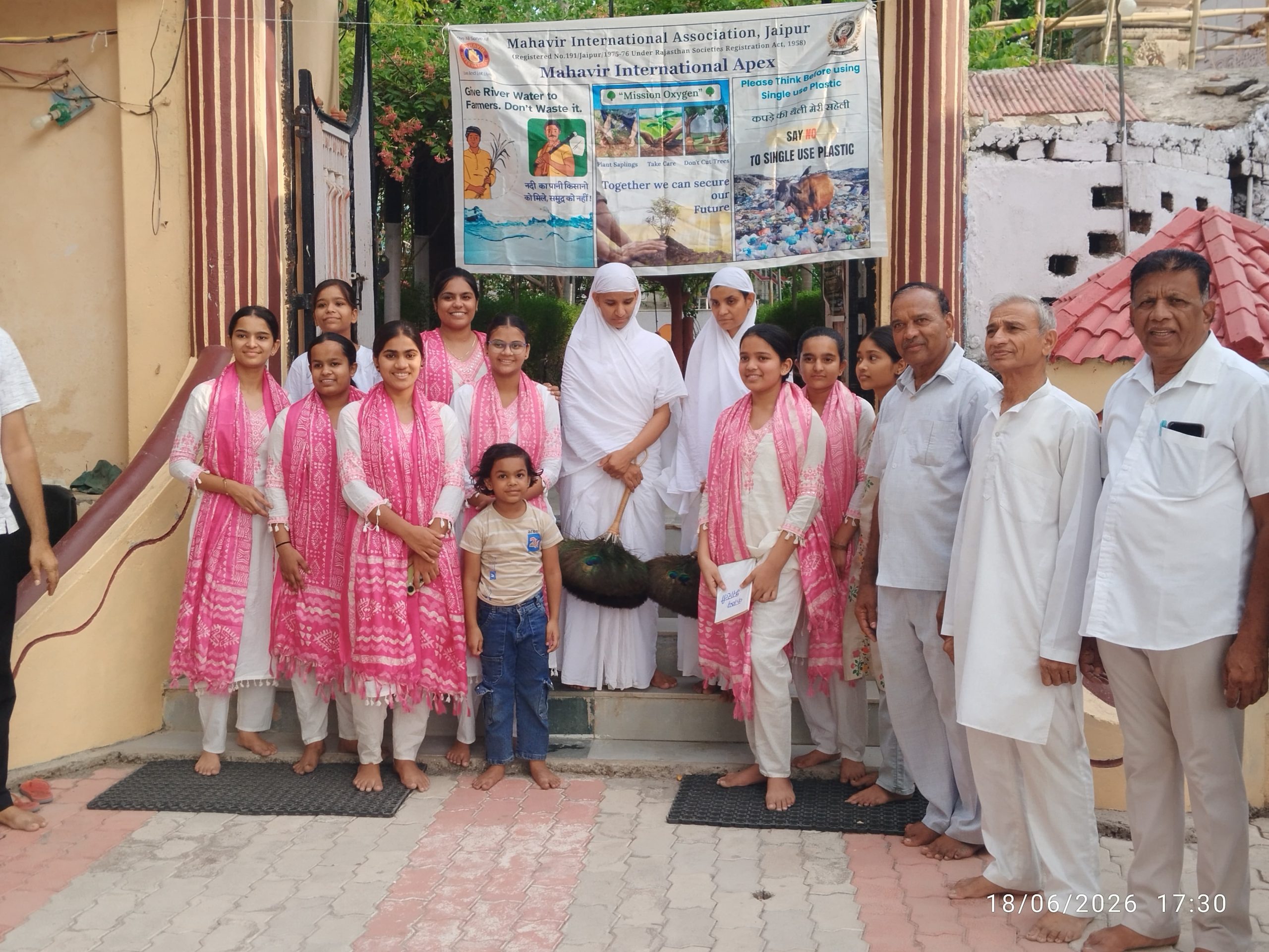 सिद्ध श्री माताजी के सानिध्य में महावीर इंटरनेशनल शाखा नौगामा एवं अखिल भारतीय युवा परिषद शाखा नौगामा द्वारा किया गया वृक्षारोपण कार्यक्रम